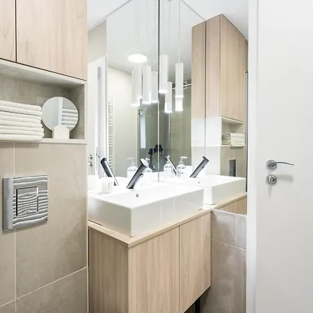 Pitarmos Center 公寓 *